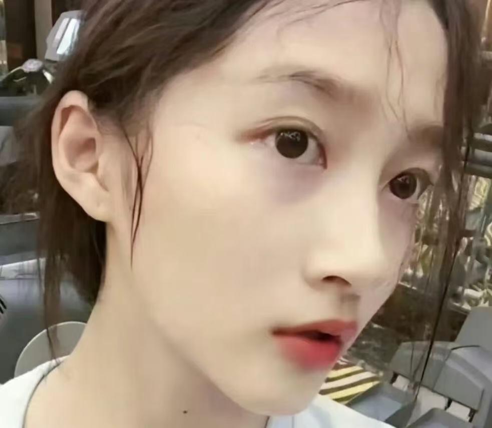 关晓彤淡淡的就很好关晓彤素颜就这样素素的就吊打很多人了，确实有够惊艳