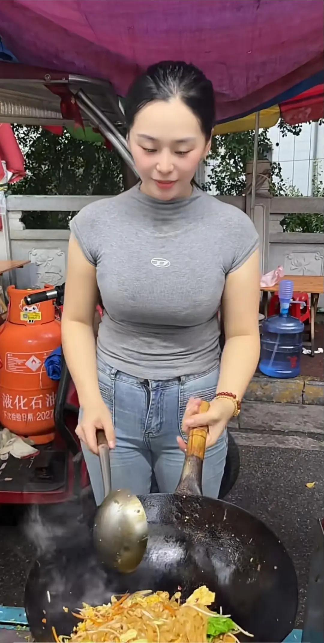 地摊炒粉一姐，无论是身材还是颜值都不输一线明星。你觉得呢？