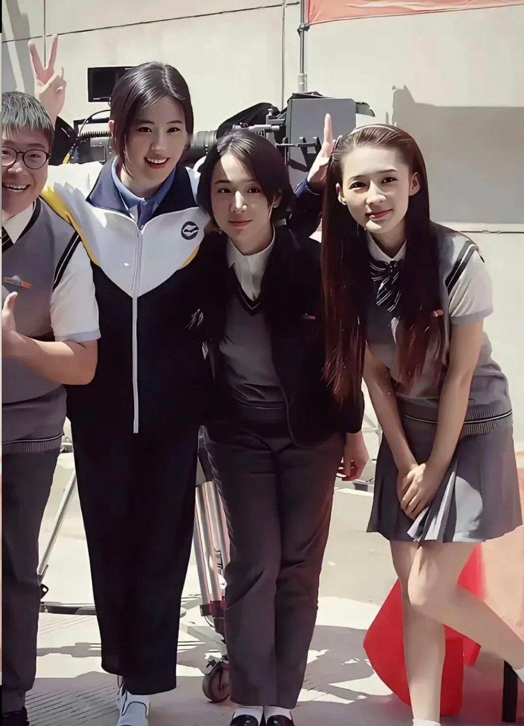 刘亦菲和李沁我认识，中间这一位是谁？