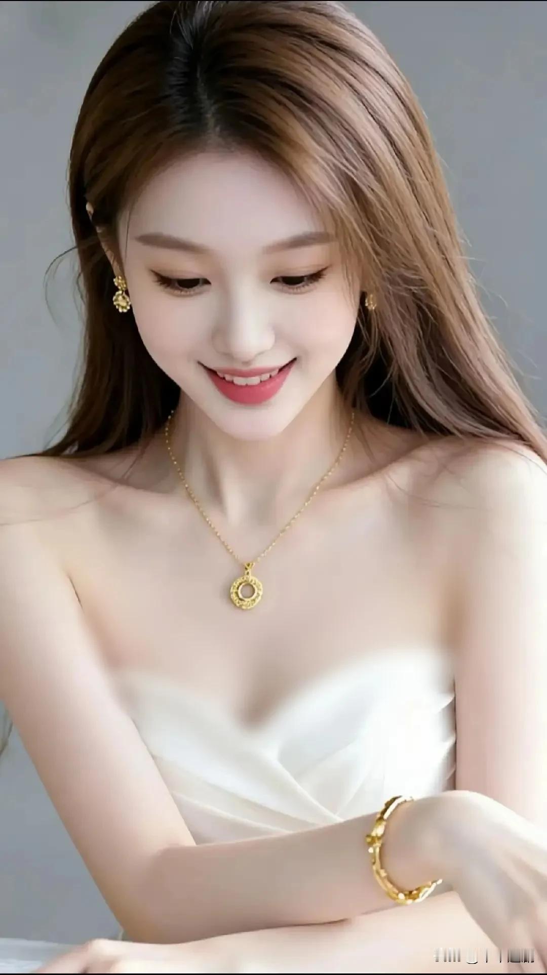 暖棕长发衬着缎面白裙的温柔，金饰在颈腕间漾着细腻光泽，低头浅笑时，唇瓣的嫣红撞开