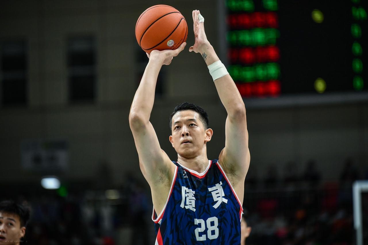 原来不是沈梓捷不厉害，而是在北控没人给他喂饼呀！这次来到广东全运男篮，遇上步