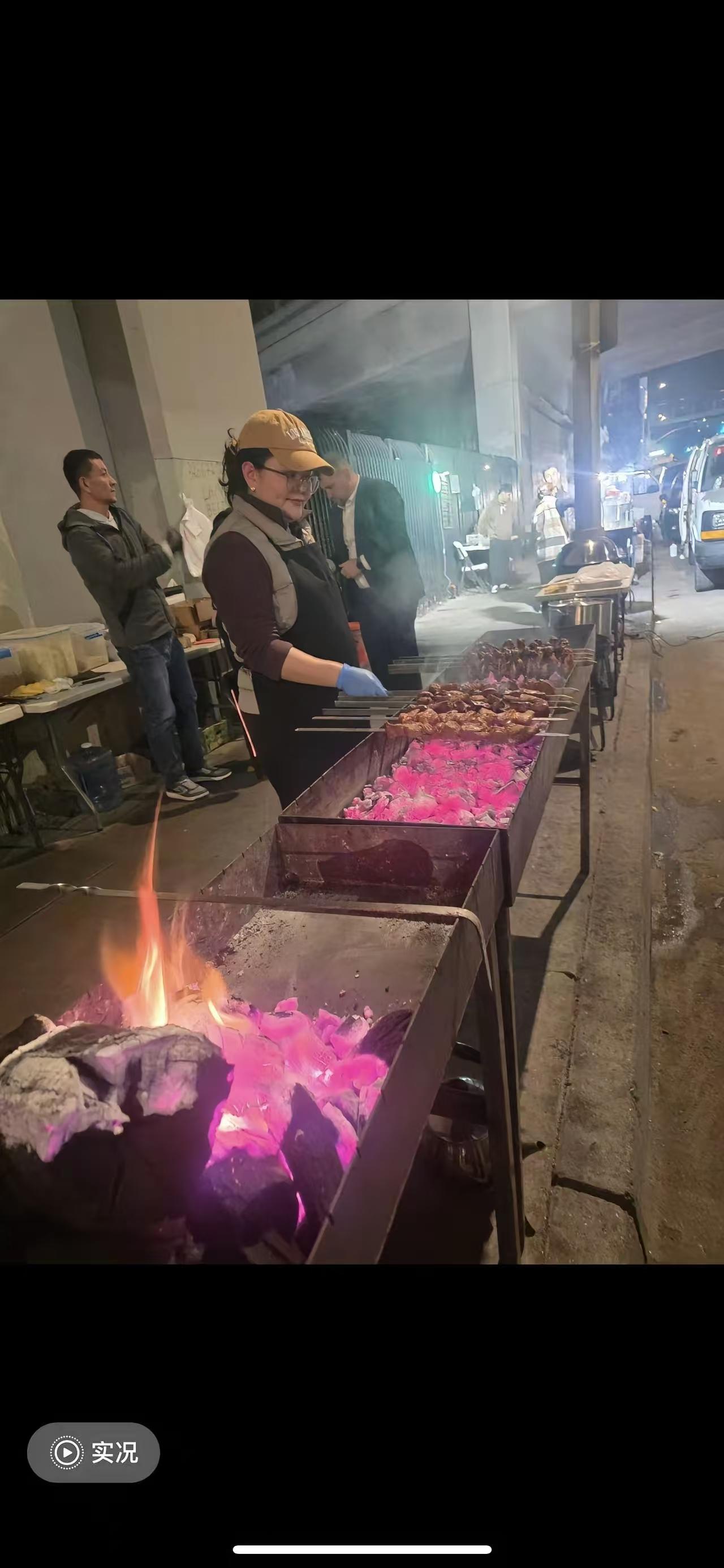 千辛万苦跑美国去了，结果摆摊儿啦，在中国要有这么能干的话，早发财了。老外的钱