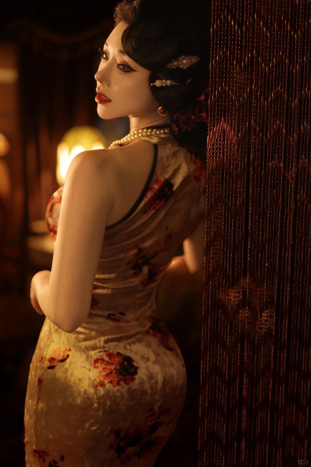 谁能拒绝旗袍呢？月白绣兰的料子裹着身姿，领口盘扣轻拢，衬得眉眼间的温婉未减半分，