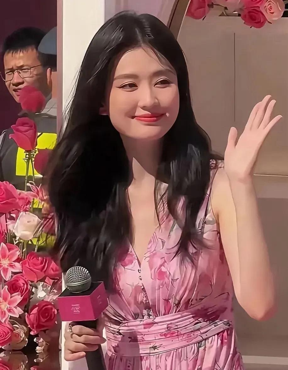 婚后的乔欣，这哪是简单的“幸福肥”？分明是藏不住的贵气外露——脸型圆润似银