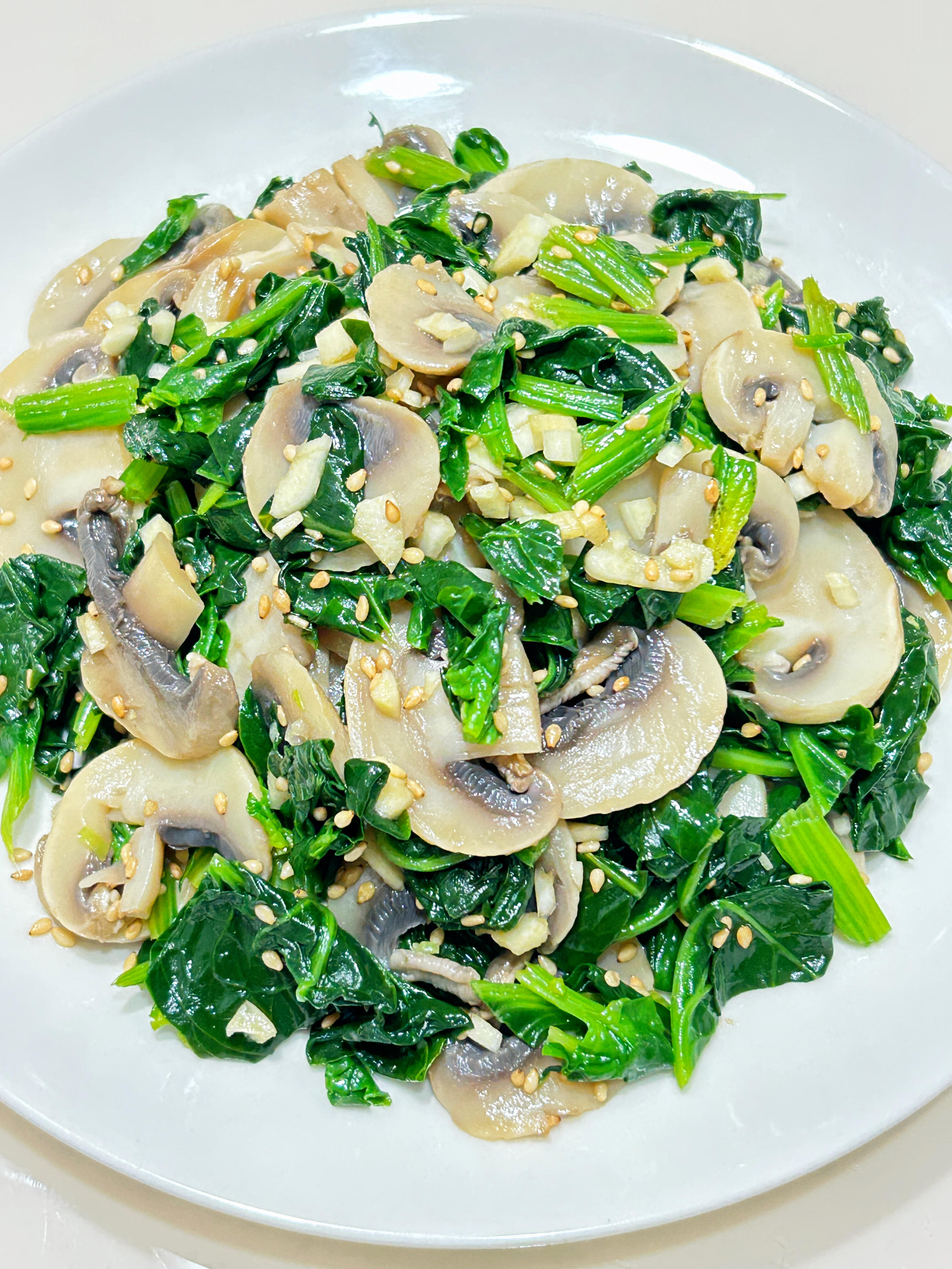 减脂期必吃！清爽菠菜拌白蘑菇✨夏天就馋这口清爽凉拌菜！菠菜的脆嫩搭配白蘑菇的鲜