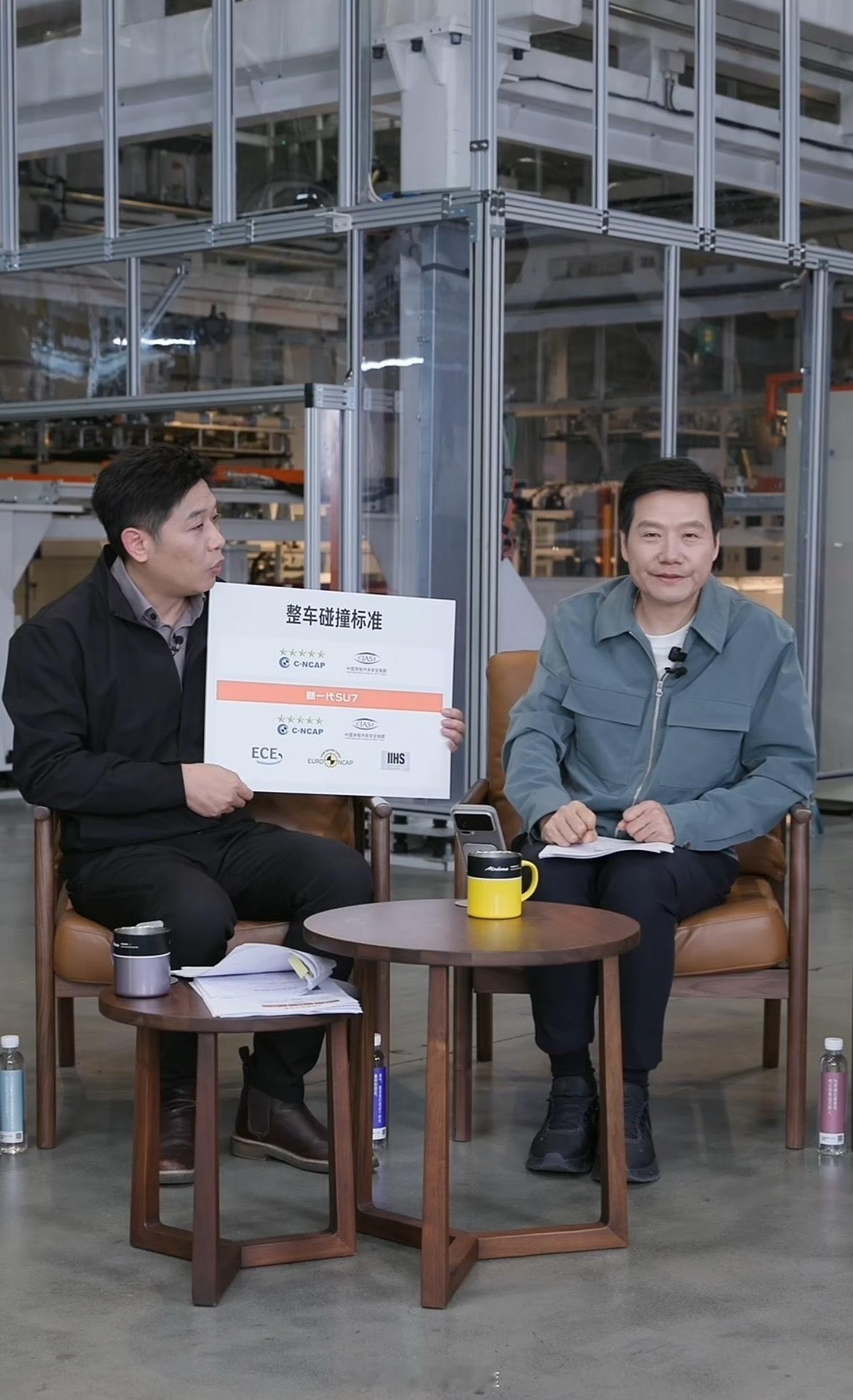 雷军今晚直播重点聊了新一代SU7的门把手：日常从车外开门，轻触外把手，电动解