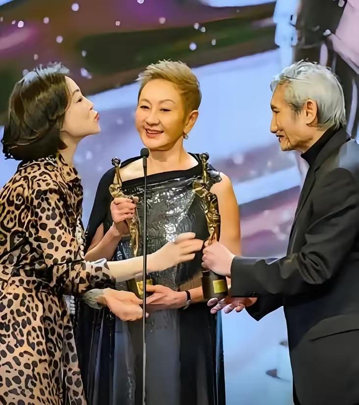 一次，记者问施南生：“徐克移情别恋，你后悔为他丁克吗？”一旁的林青霞大怒：“能不
