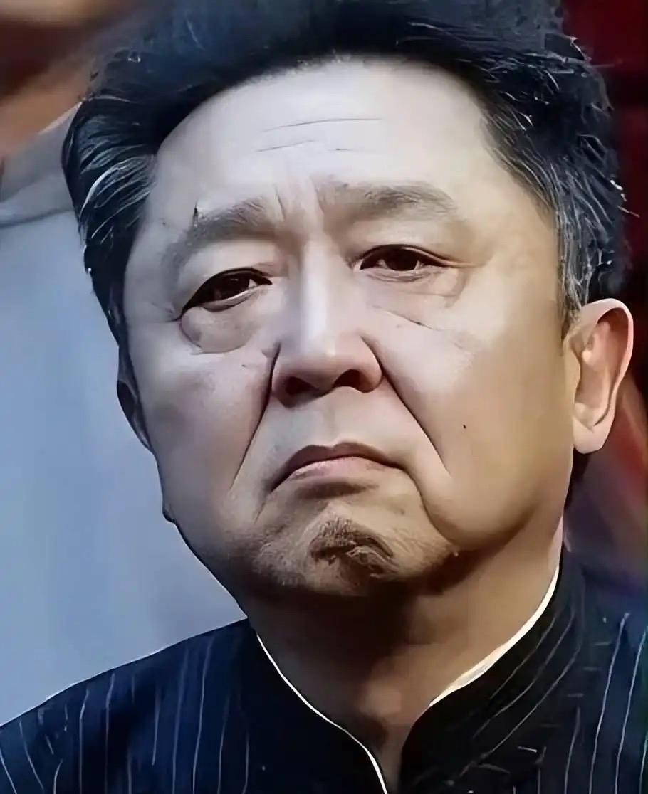 于谦和姜昆徒弟刘惠把酒言欢，相声界都是朋友，郭德纲心如刀割啊。姜昆的师傅是马季