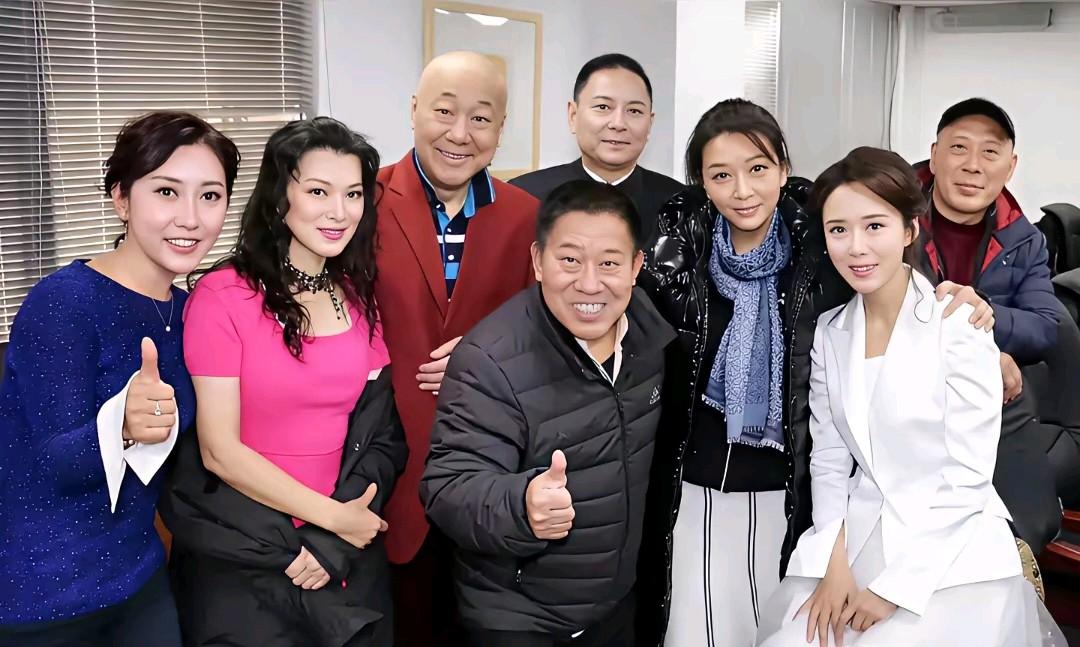 这8位合影，只认出了江珊，颜丹晨，杜旭东，其他几位你认出来了吗？