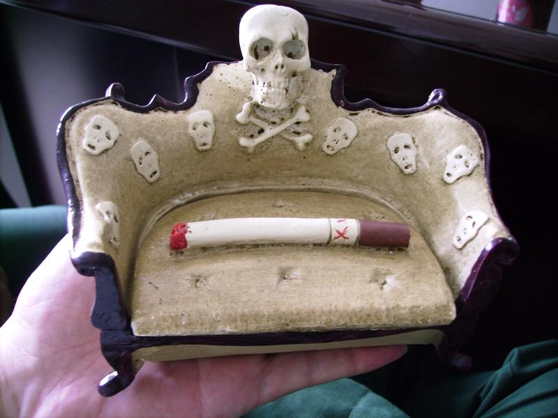 江苏常州一家男装店用烟灰缸等实用物品当吊牌，简直是“反套路”操作。传统吊牌易损坏