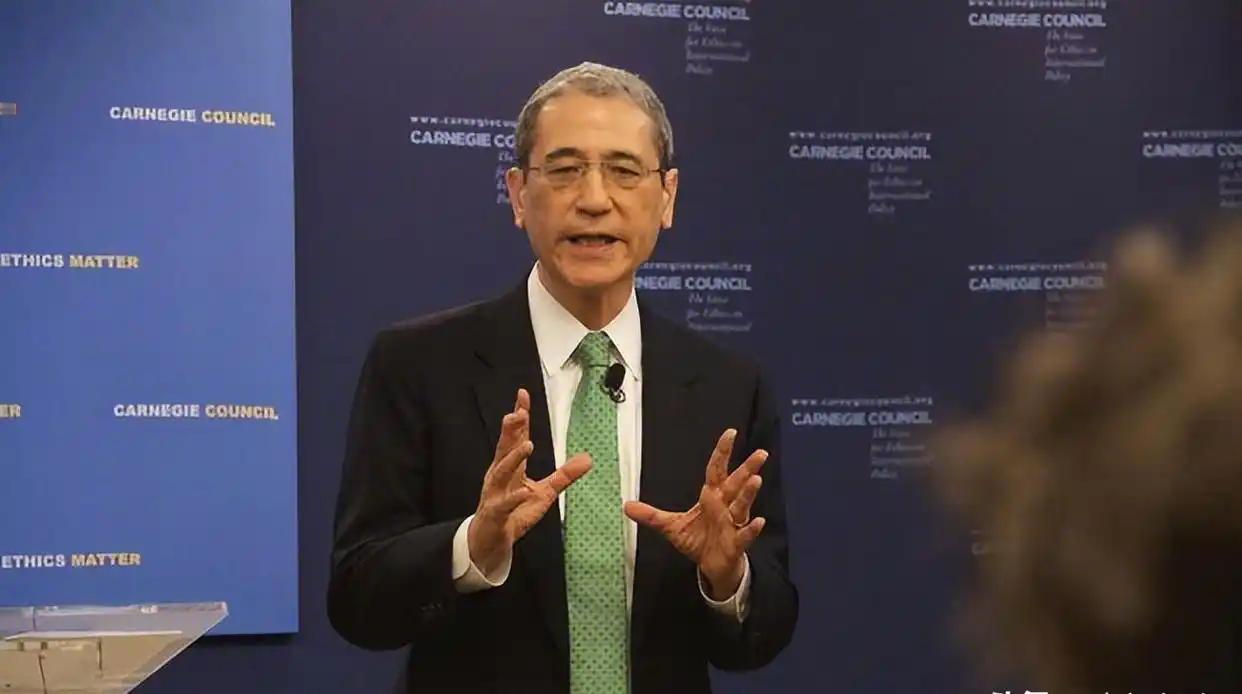 靠道听途说“唱衰中国”20年！预测全错，为何美国人还把他当“神”？在美国，“