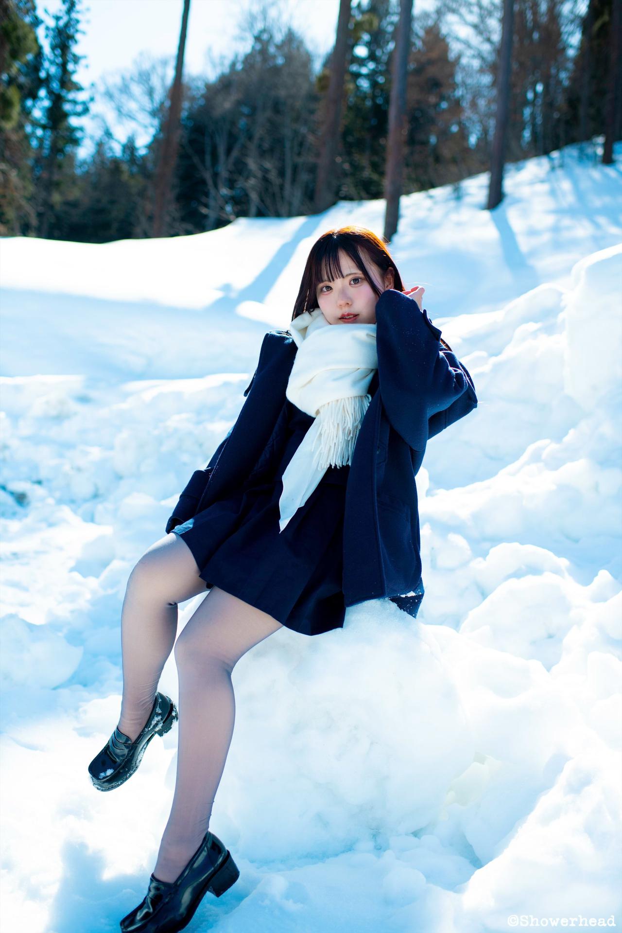 雪中美人倚，风里笑语轻。