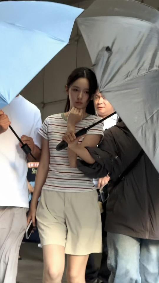 这个小头小脸的