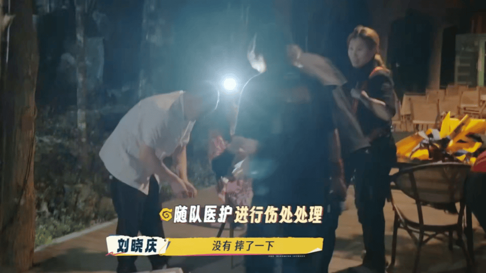 刘晓庆踩空摔倒看着刘晓庆摔倒的瞬间心都提到嗓子眼了！没想到她第一反应竟是开玩笑