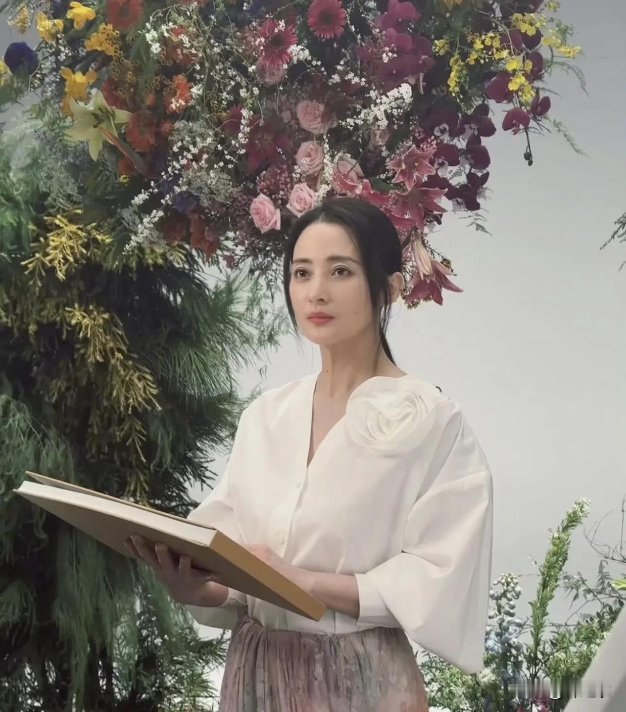 快五十岁的蒋勤勤现在颜值依旧抗打，而且是那种自然老去，但是一眼就知道年轻的时候有