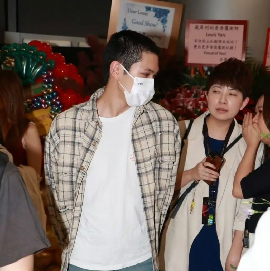 张智霖和袁咏仪藏了十几年的儿子张慕童剃了个寸头，站在红馆台下，个头已经窜过了1米