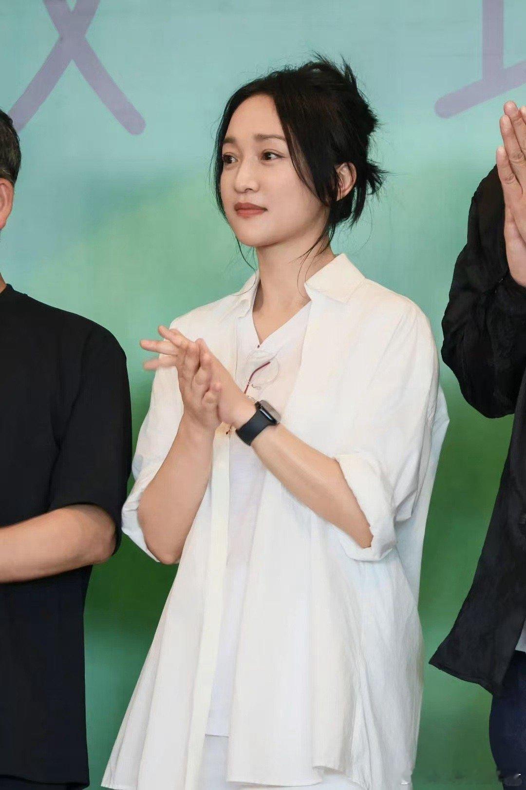 周迅周迅真的太灵了，不由自主的会被她身上那种浑然天成的少女感所深深的打动，每个