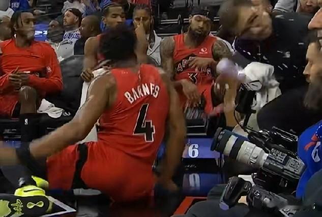 素质堪忧！英格拉姆不满自己的表现，用力怒砸水瓶！这个可以理解，毕竟有心气！