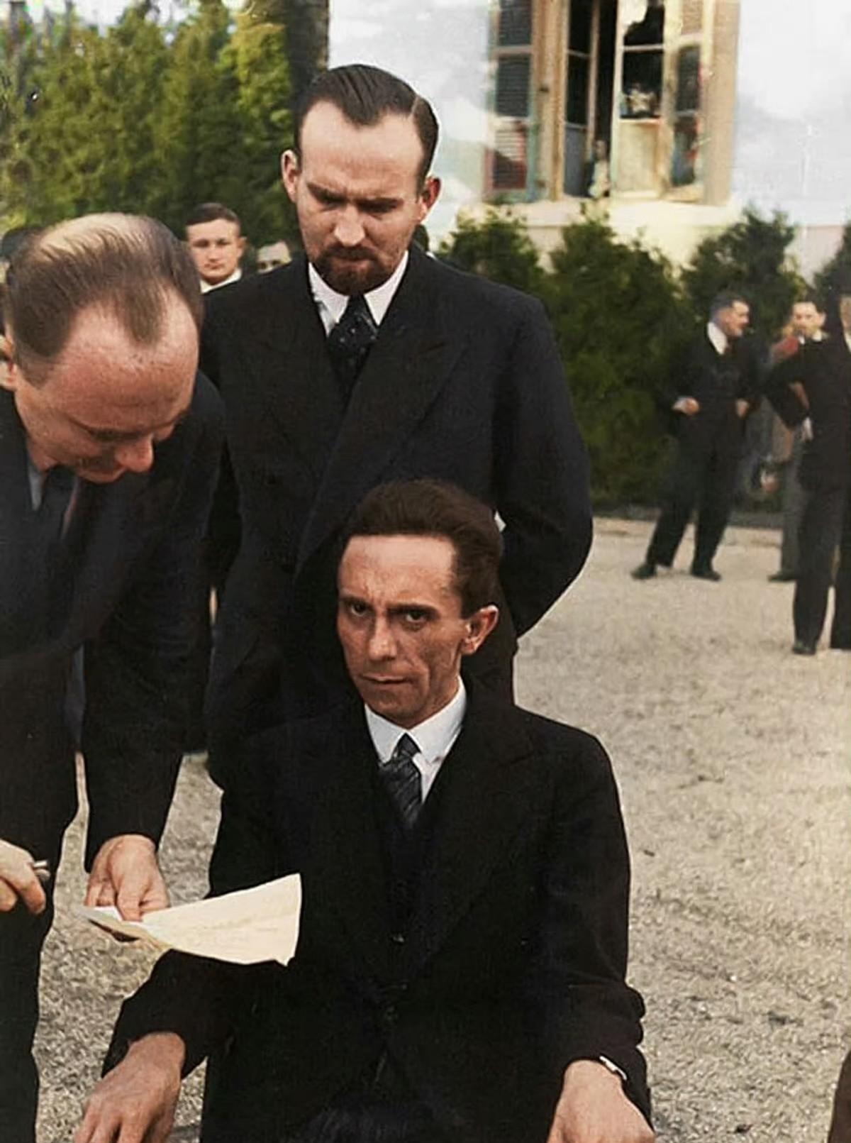 1933年，纳粹德国宣传部长约瑟夫·戈培尔在日内瓦国际联盟会议上，当得知面前的摄