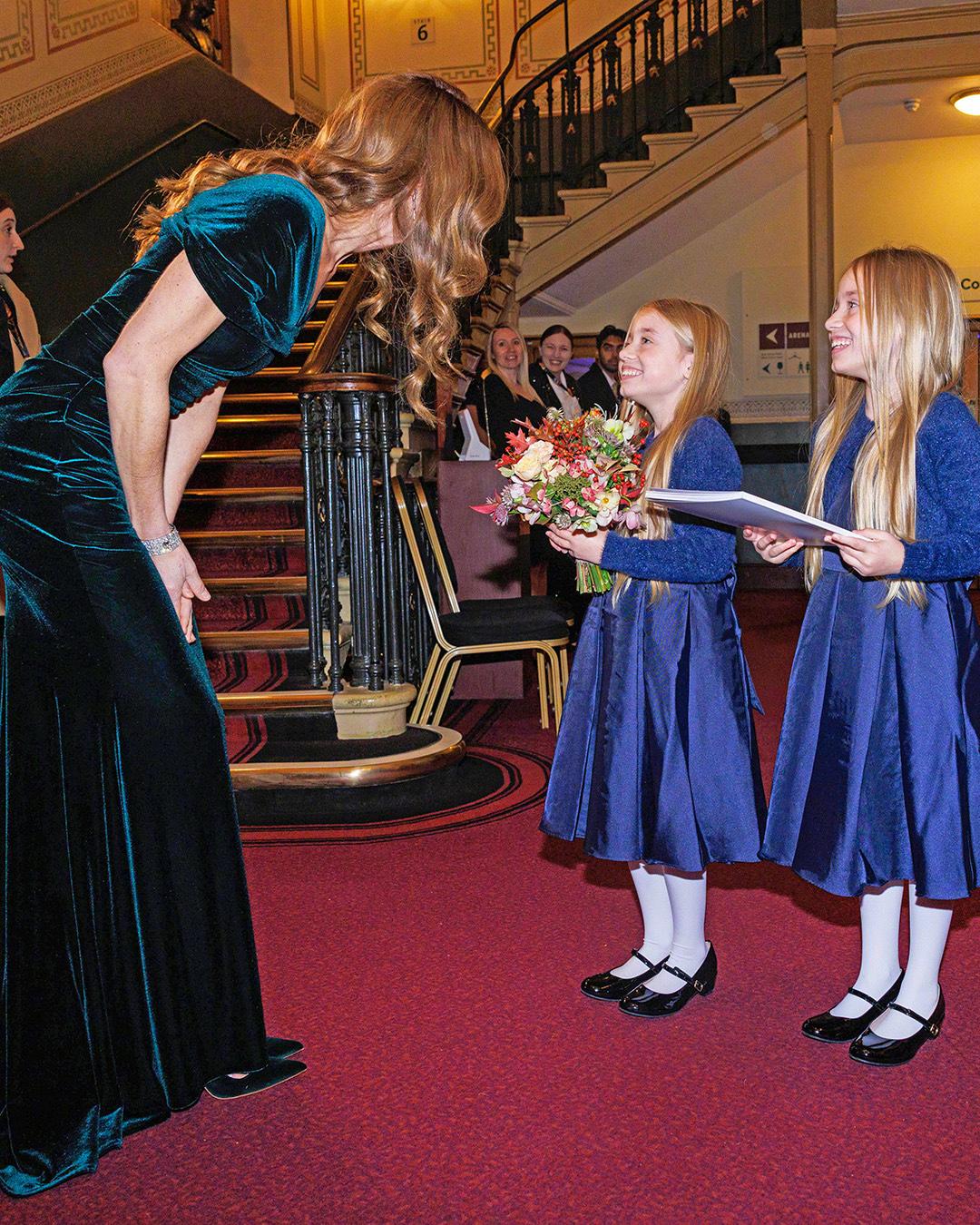 43岁的凯瑟琳王妃和丈夫一起，观看皇家表演，力证夫妻恩爱。凯特和威廉王子早就分