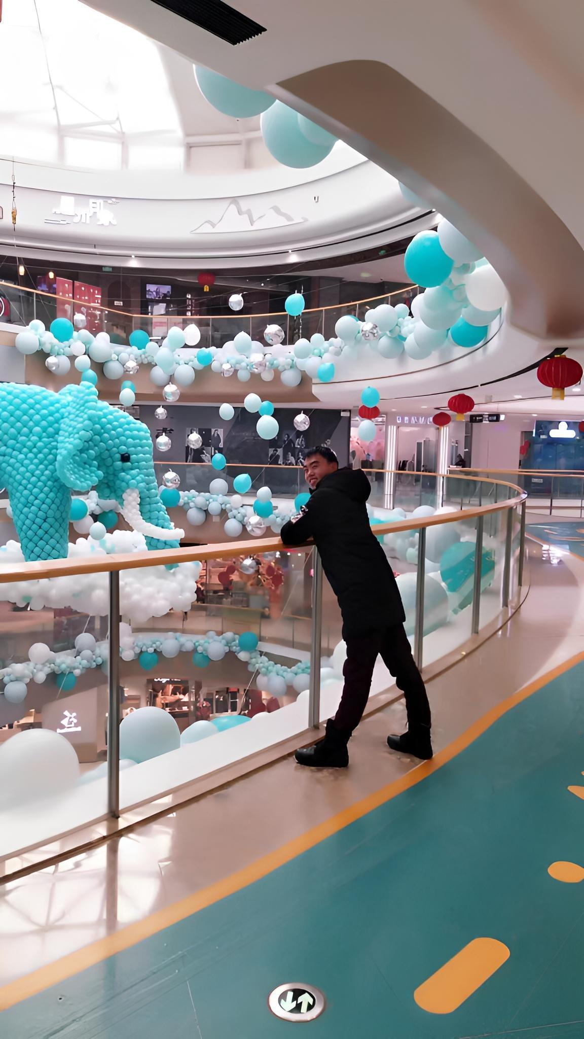 哪有年纪轻轻就变得成熟通透的，只不过是吃过的苦，走过的弯路，咽下的委屈多了一点而