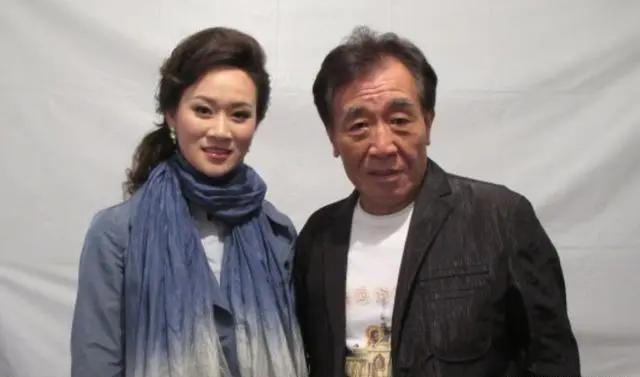 在2009年，当时67岁的被誉为“机智歌王”的张帝迎娶了他的女儿的闺蜜。女儿试图