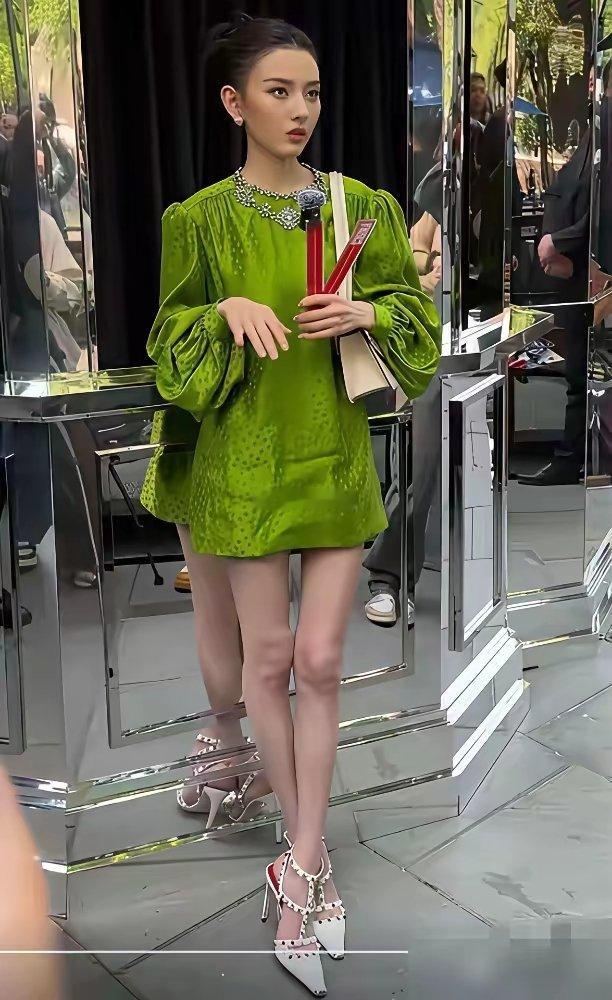 怪不得宋祖儿瘦成杆圈内化妆师早就爆过：女星节食到肠胃烂掉，一张嘴全是味儿