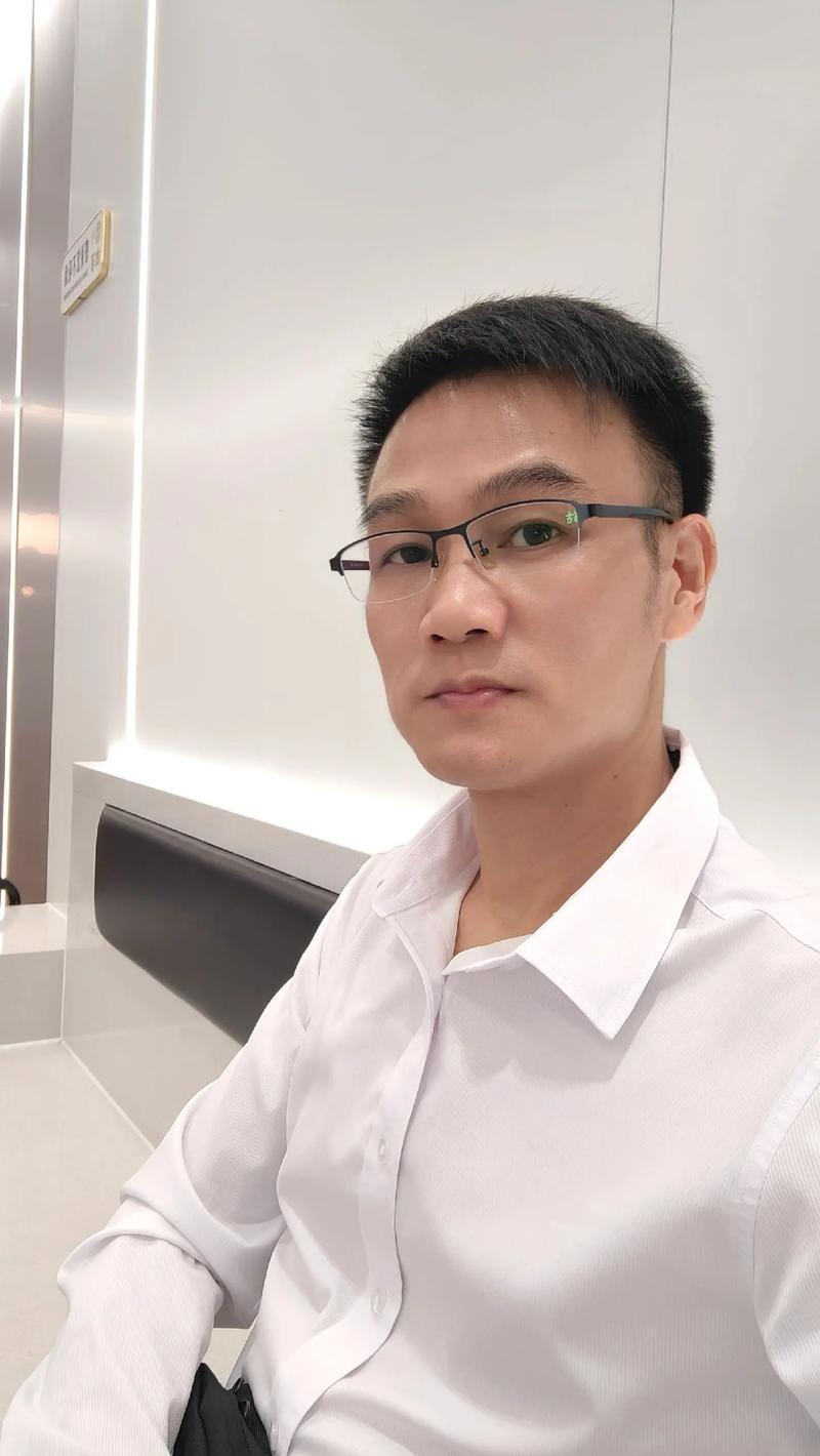 一个80后说：什么倒霉事都落到他身上了。他面临着三大难关：第一个就是失业。