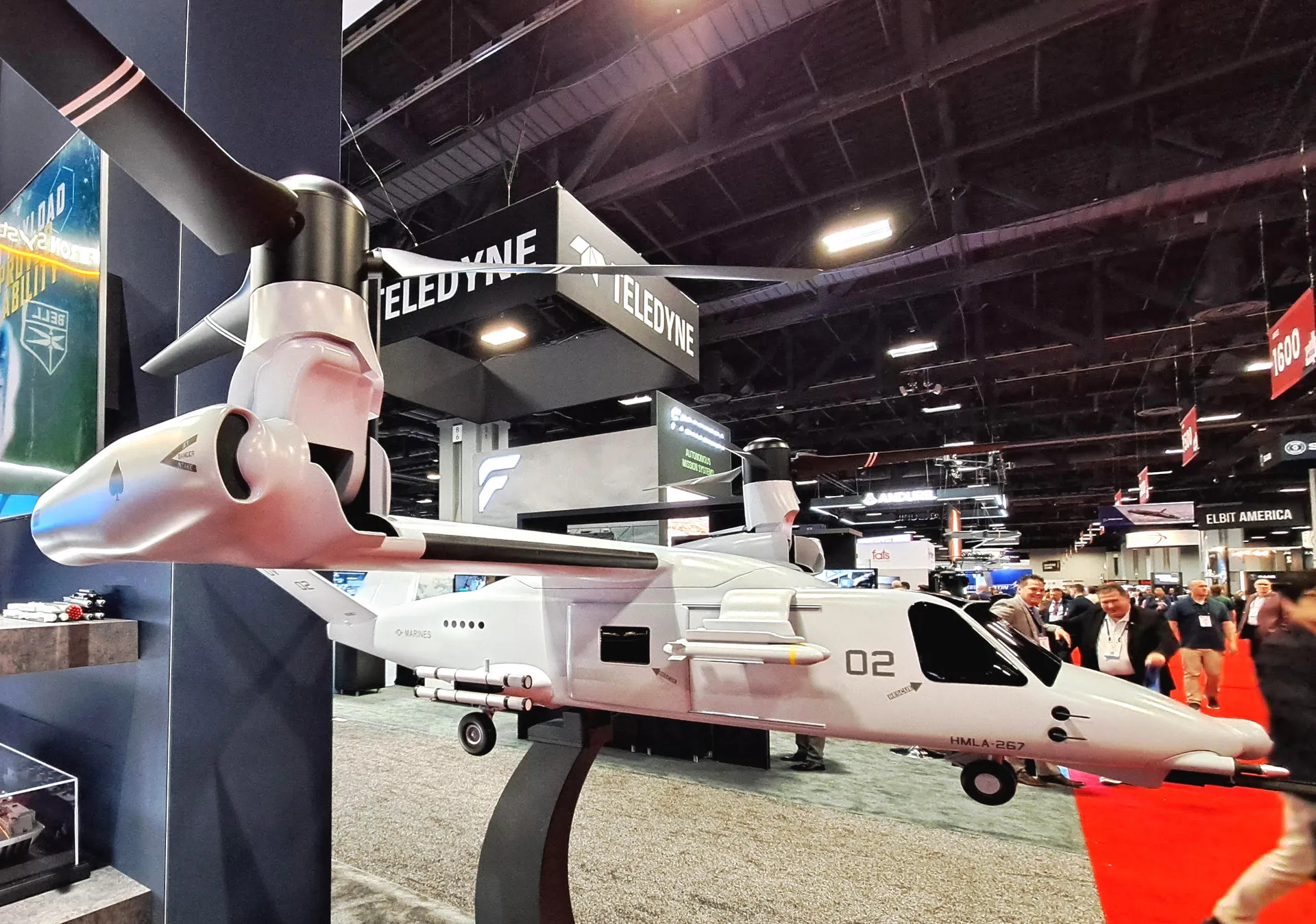 贝尔公司向MD四等人推销下一代倾转旋翼机的新版概念方案，最大的变化是在机身前上部