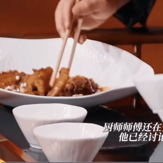 潘玮柏液断就是夜里不断地吃饭减脂人苦苦克制口腹之欲，潘玮柏完美诠释尊重嘴巴，自创