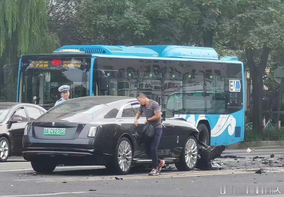这是陈震吗？身材、文身、发型和眼镜倒挺像，而且劳斯莱斯闪灵这么贵的车，一个城市好