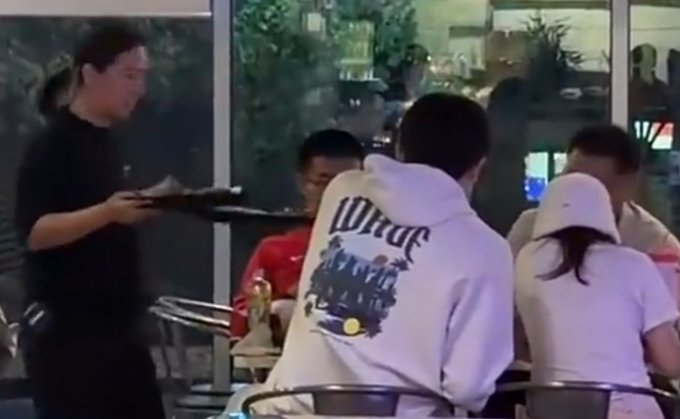 杨瀚森和女友在波特兰当地吃烧烤。一波特兰当地网友拍到了杨瀚森和女友在当地烧烤店一
