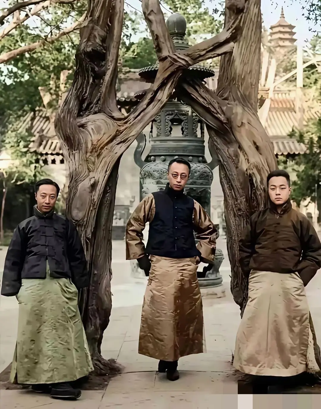 末代皇帝溥仪故宫御花园留影