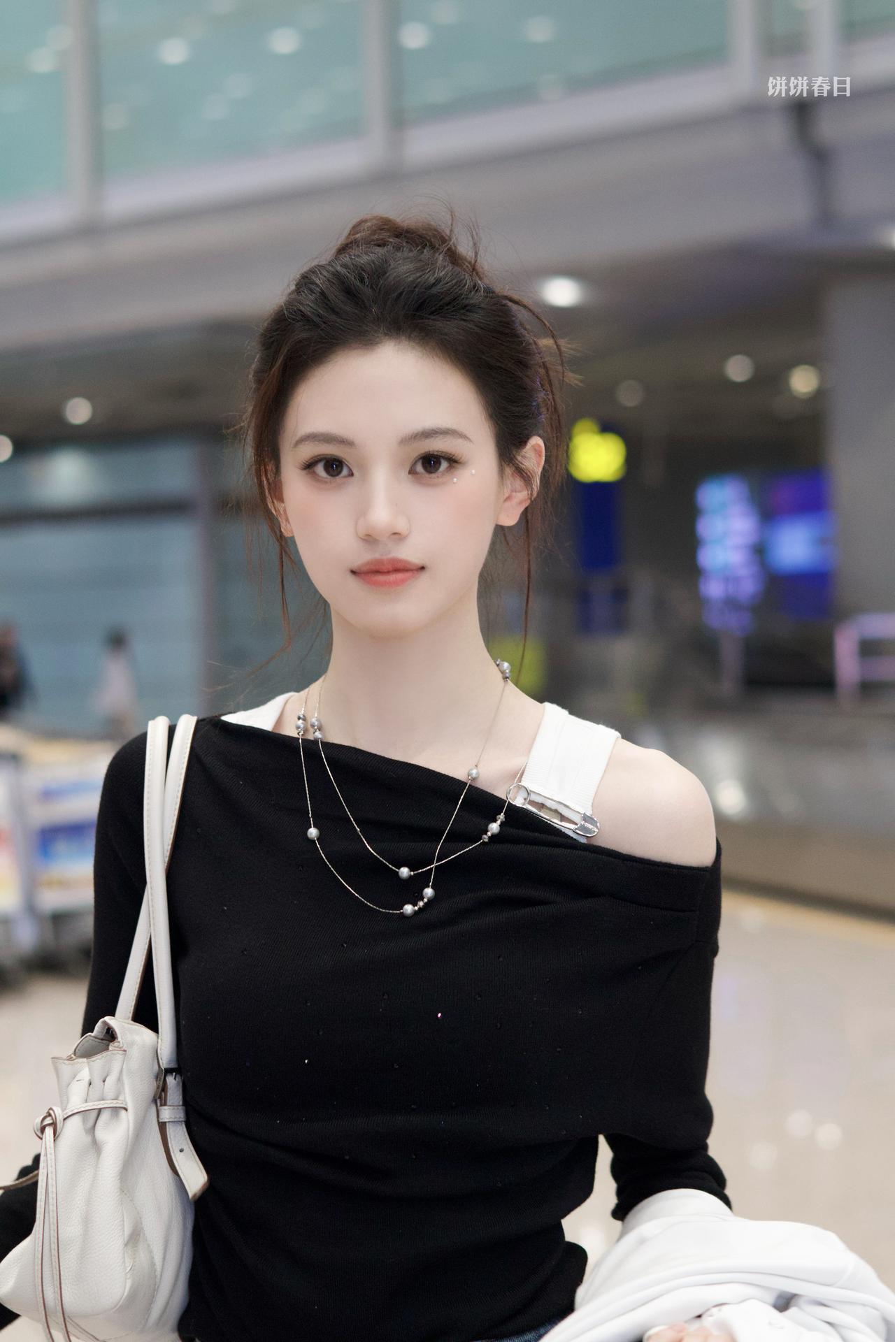 沈羽洁机场生图！高丸子头+斜肩上衣，灵动甜美感✨