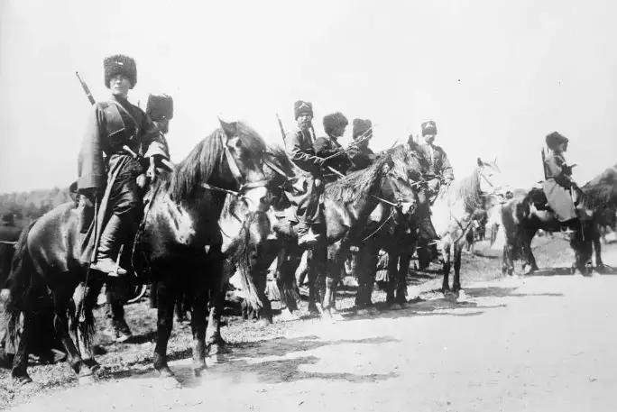 1949年，马步青在临夏公馆多年积存的珠宝、大烟被韩起功的骑兵军抢掠一空，他为此