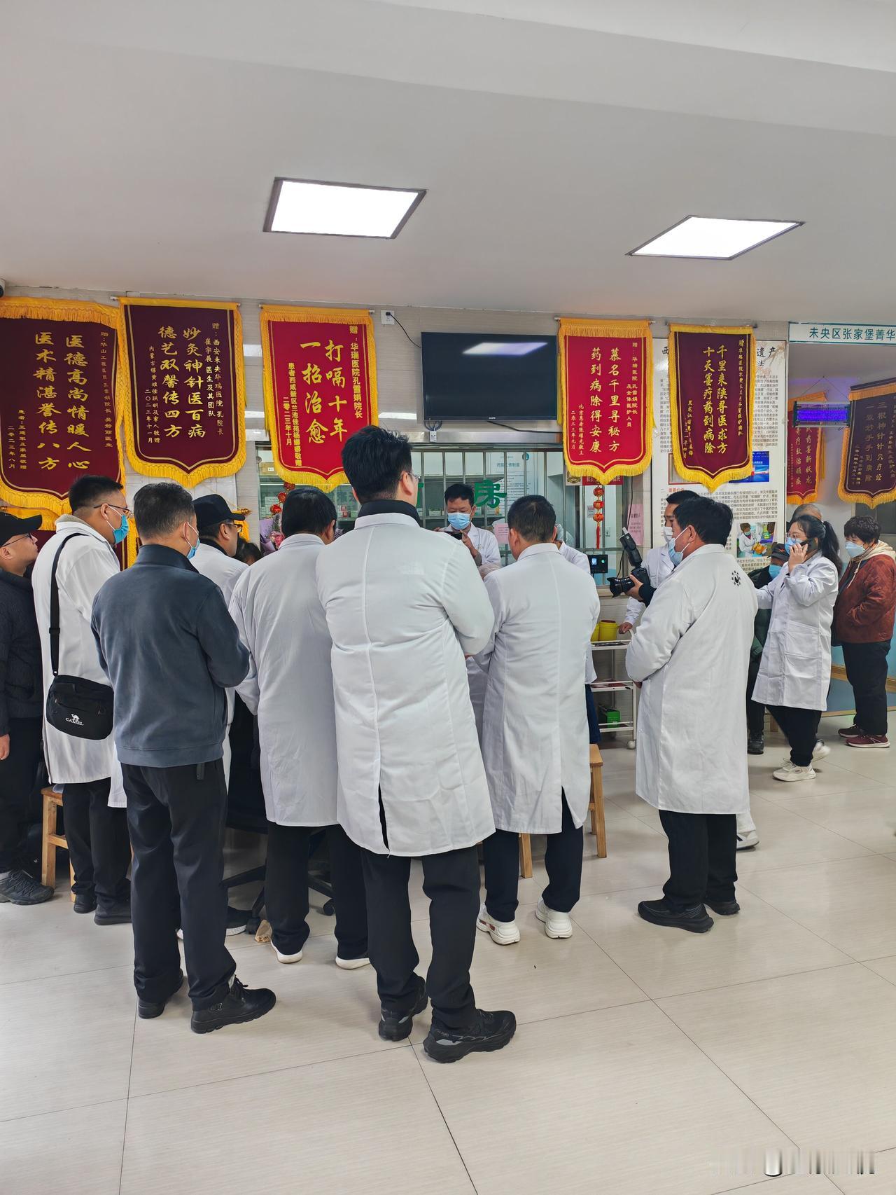 你见过医护人员比患者多的医院吗？前天早上陪老伴儿查糖化血红蛋白，