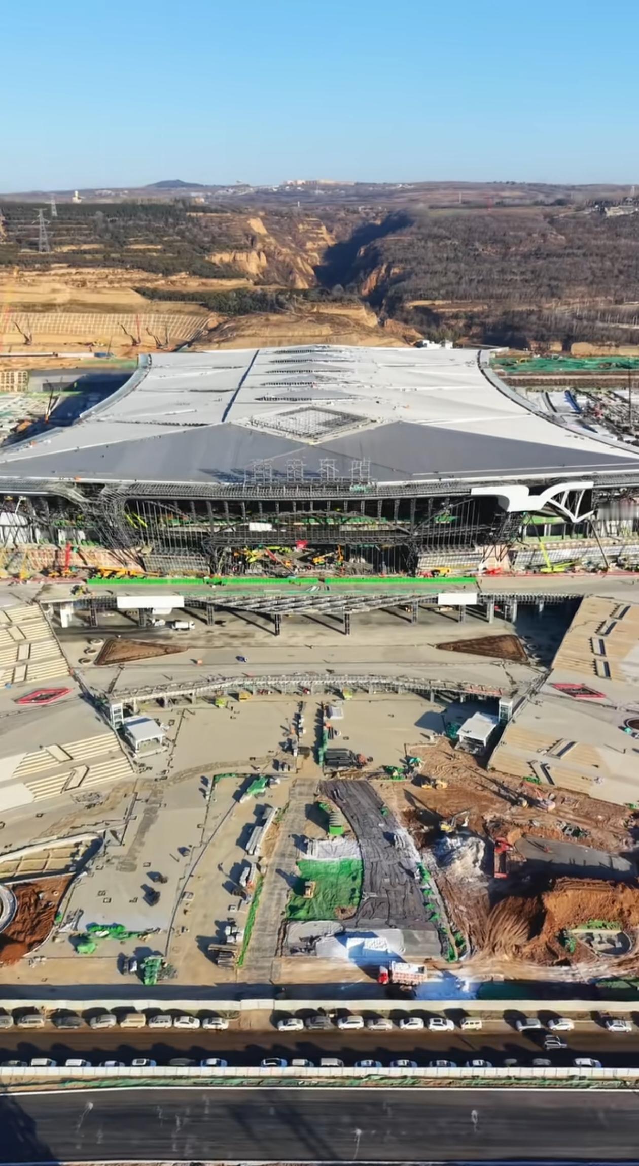 貌似西安东站没有安康西站的地理位置好，西安东站背靠白鹿原，后面一片荒芜，到时在这