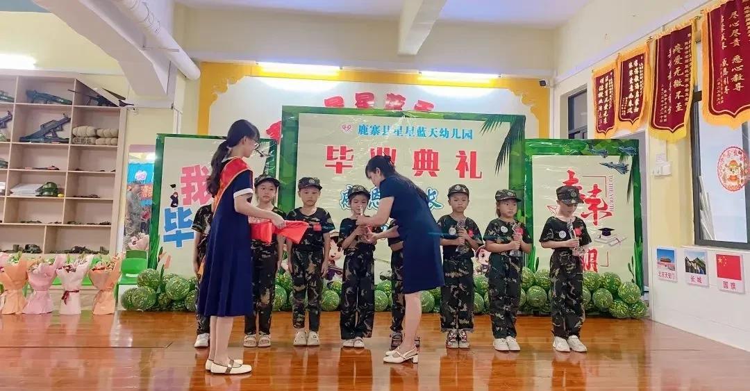 现在幼儿园的老师都忙的不行了，以前我们一直认为幼儿园的老师工作就是陪小孩子玩，确