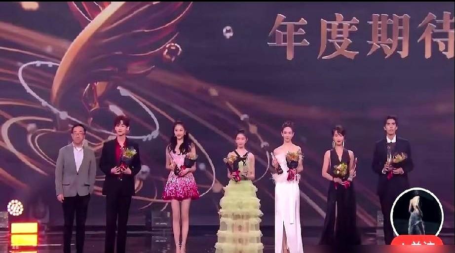 172的关晓彤往那一站，108厘米的腿直接把身边的刘浩存衬出了明显的落差。镜