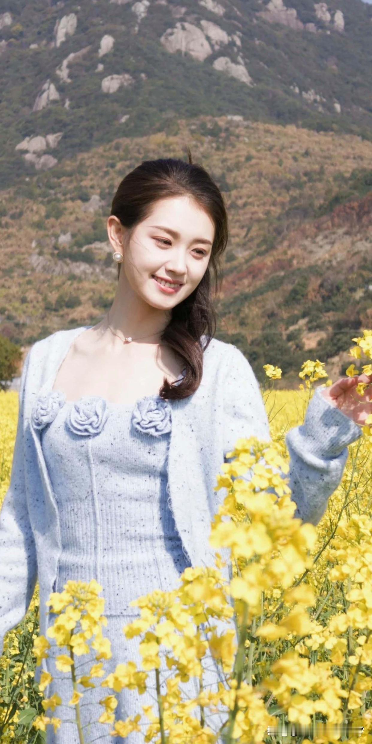 阳光下的笑颜，花海中的少女