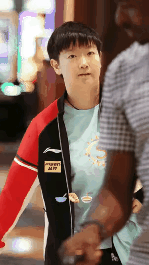 莎莎被一黑人搭讪的后续来啦！之前看到莎莎下训后独自一人回酒店被一个黑人不停搭汕