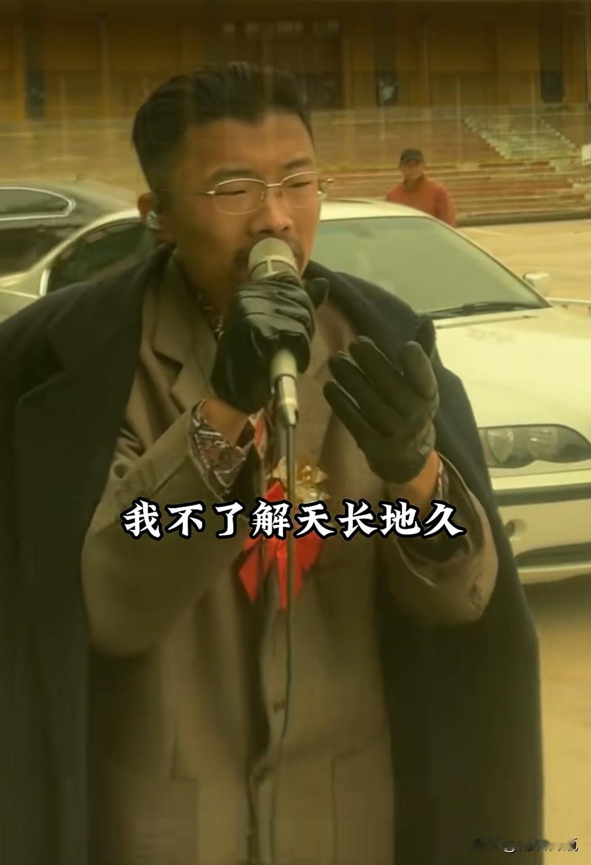 从未如此讨厌一个网红。除了翻唱的那首成名曲，唱其他歌跑调；舞蹈动作不协调，却偏