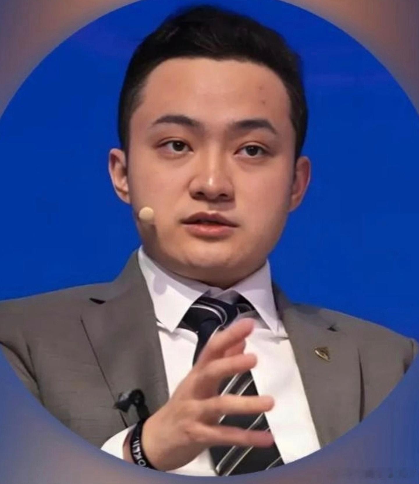 孙宇晨眼眶一直都有黑气，这不是熬夜多导致，做亏心事多的人，就容易如此。感觉他迟早