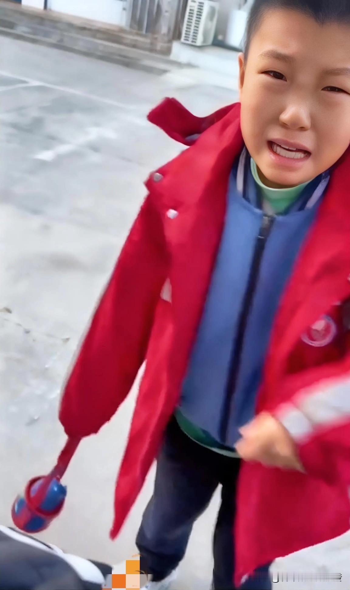 女子骑着电车回家，途中突然看到前面有一个小男孩边跑边哭，而且背着厚厚的书包，手里