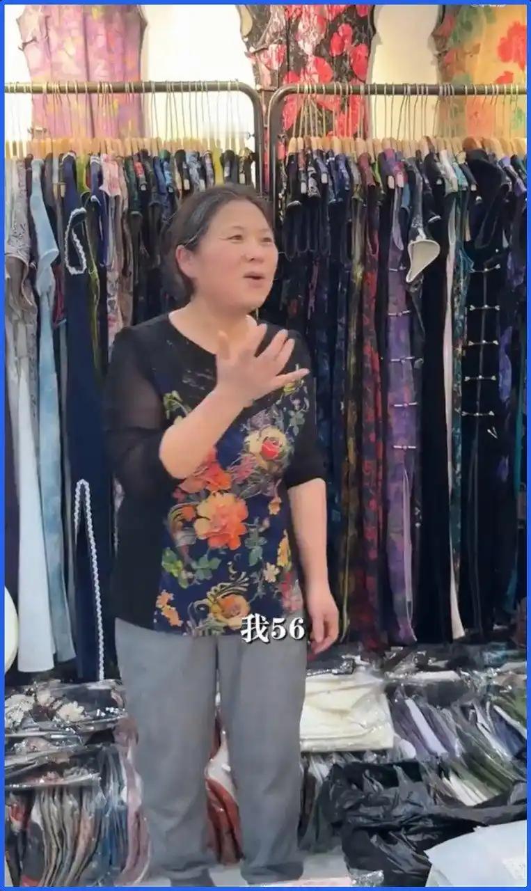 60岁李若彤穿T恤牛仔裤逛街，店员竟把她当40岁的，网友炸锅：这体态我服了！