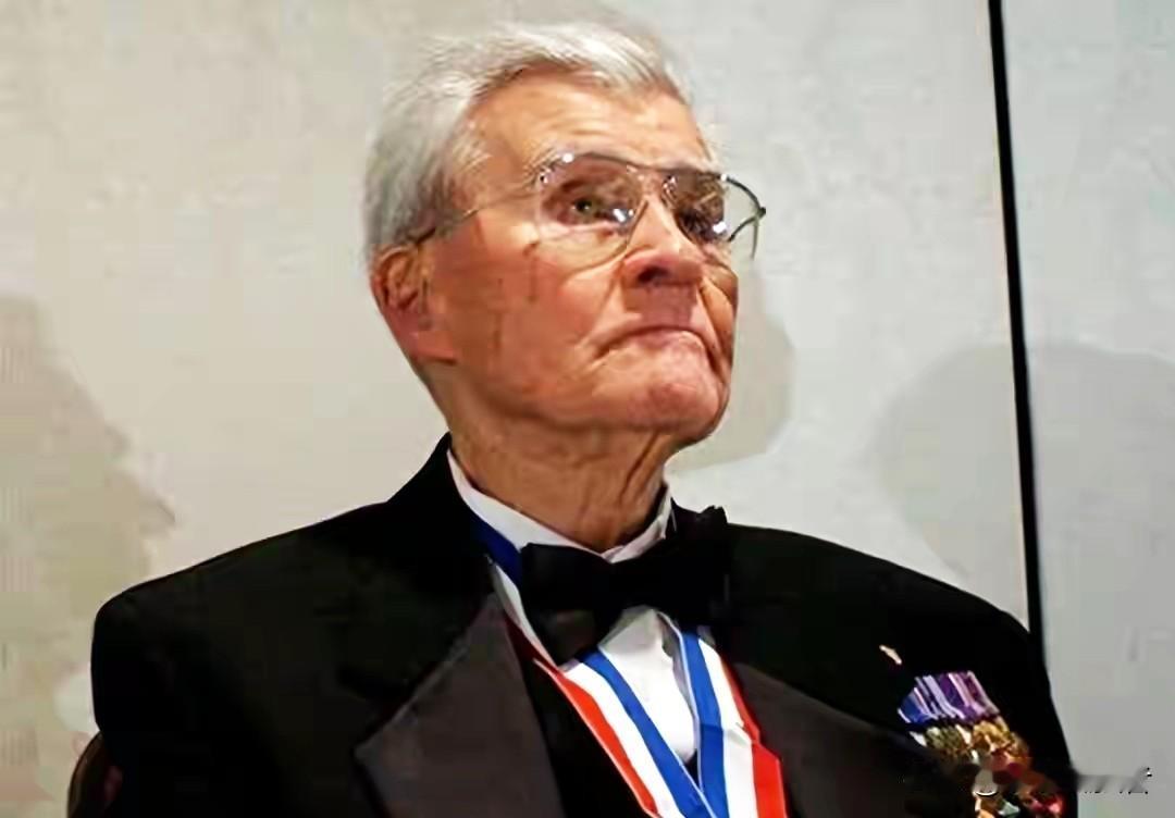 他一人杀20万日本人，日本让他道歉，他却说：你们向中国道歉了吗1945年8月