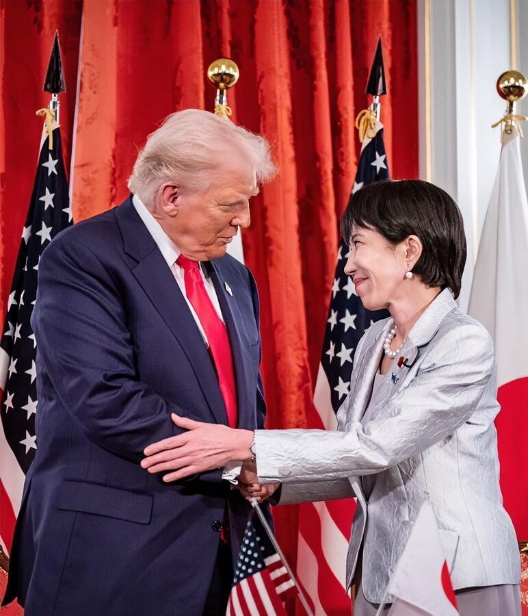 在高市早苗访美与特朗普交谈时，他自吹自擂地说：我和中国关系很好，我推迟一个半月访