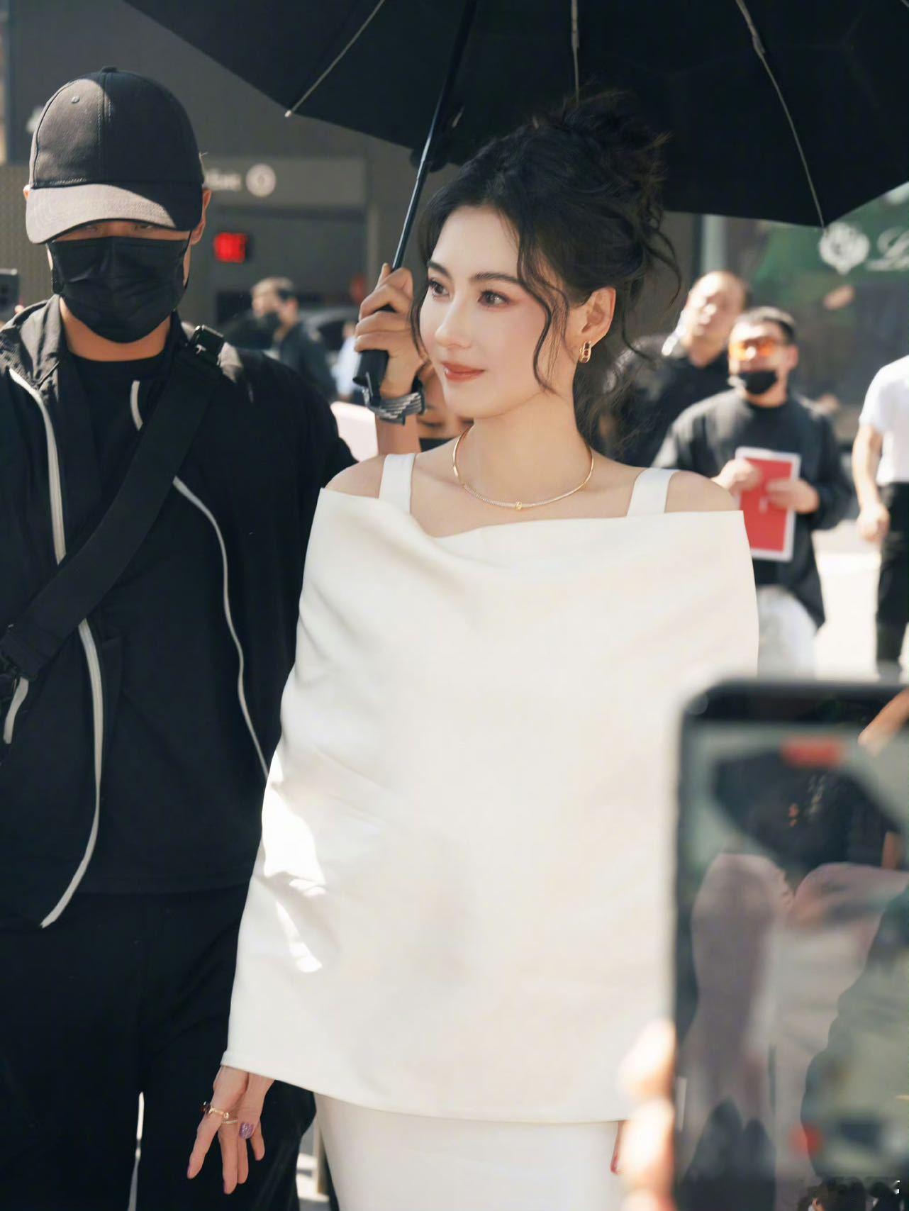 张柏芝的花期太长了刷到生图的时候愣了一下，这状态是真实存在的吗？白裙盘发利落又