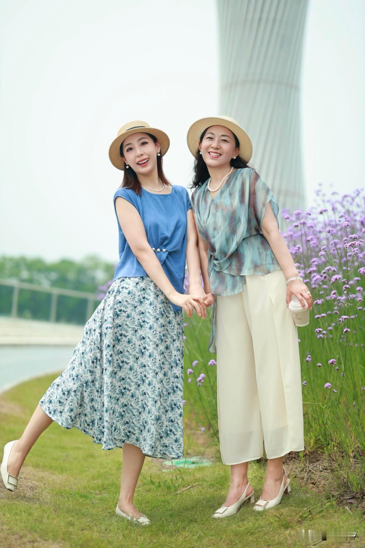 🌿和妈妈把松弛感穿进夏天~||周末约妈妈出门走走风是轻的，步子也是慢的🍃