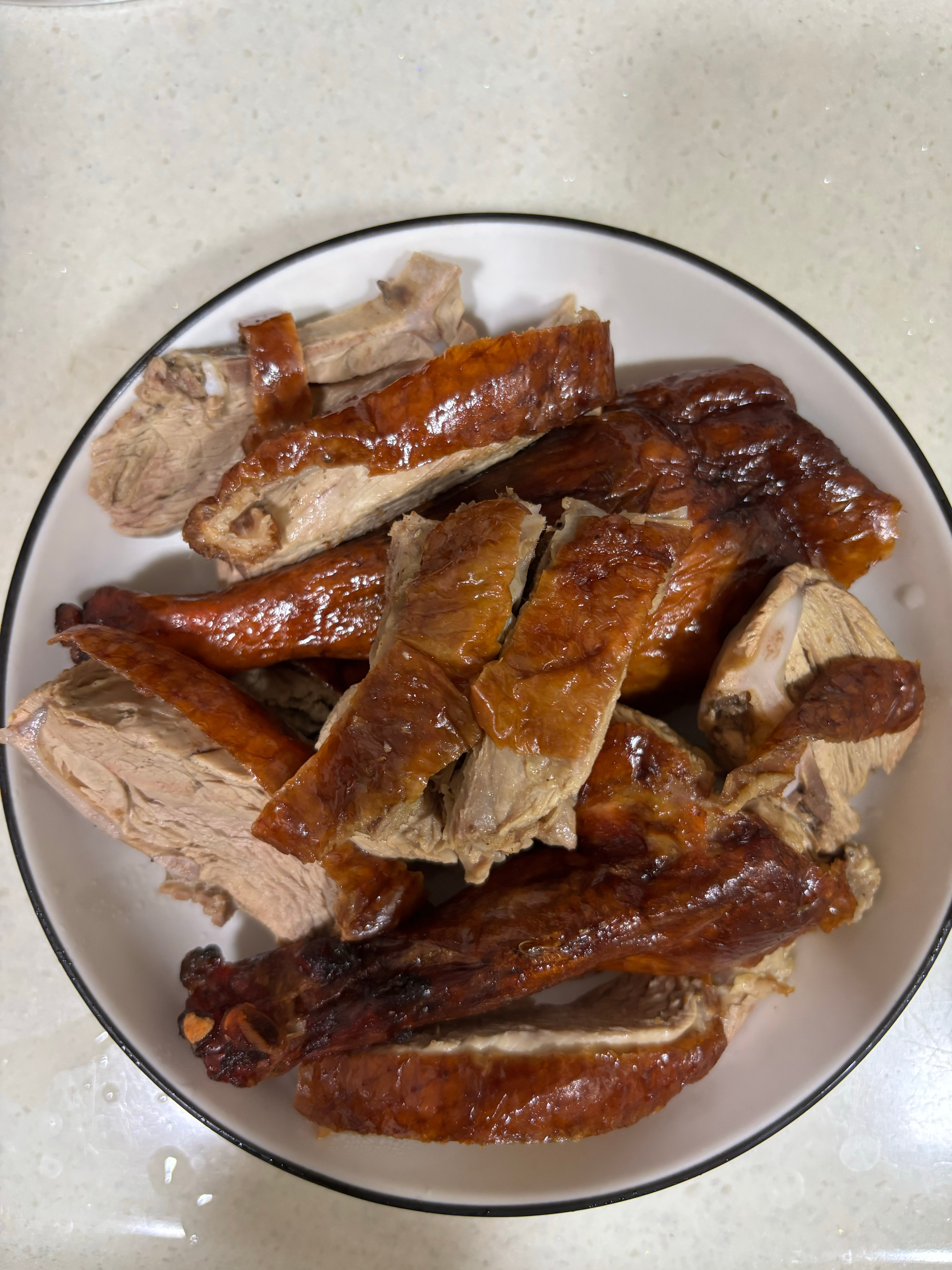 今天爬完山又去买了爱吃的烤鸭。这家店每次都要排队，人山人海，烤鸭都是现烤现卖，拿